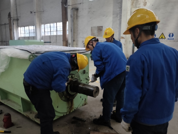 14日，計控電儀部檢修二班正在對循環(huán)水泵電機進行維修.jpg