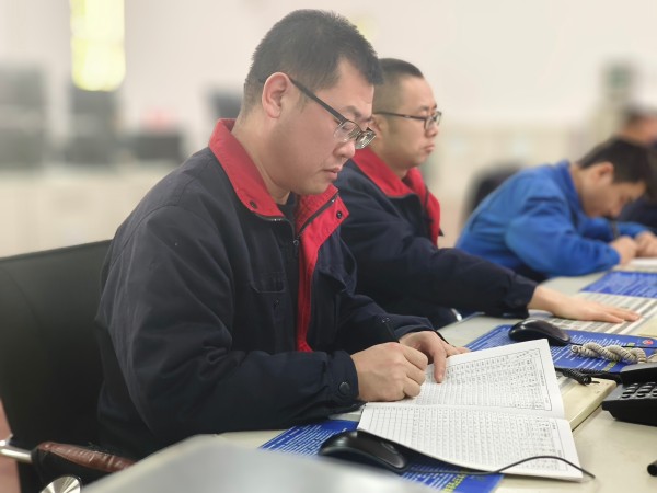 12月2日，尿素車間化工三班中控人員認真監(jiān)盤1.jpg