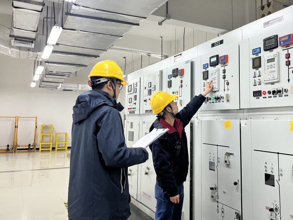 12月，計控電儀部運(yùn)行人員正在巡檢.jpg
