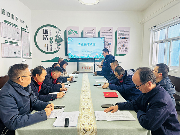 1月9日下午，物料車間黨支部組織黨員領(lǐng)導(dǎo)干部及重點(diǎn)崗位人員開展了新年“第一課”活動(dòng)。--圖為重點(diǎn)崗位人員趙宇進(jìn)行清正廉潔承諾.jpg