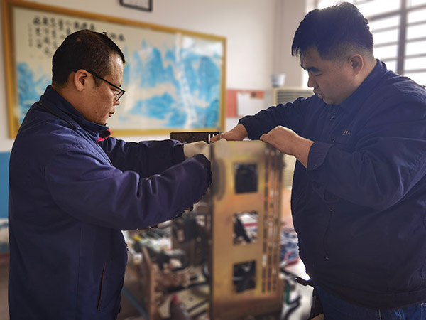 1月14日，檢修一班技術(shù)骨干正在對氬壓縮機(jī)控制回路技術(shù)改造2.jpg