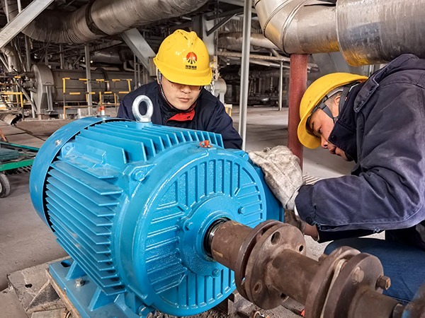 1月20日，檢修三班正在對(duì)鍋爐疏水泵電機(jī)進(jìn)行更換1.jpg
