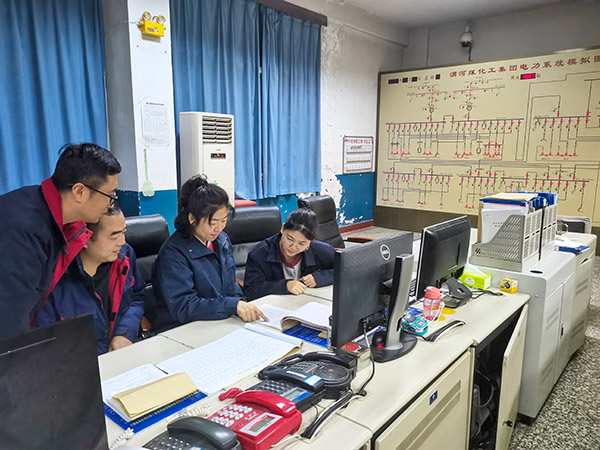1月22日，張瑩和同事對操作票進(jìn)行講解.jpg