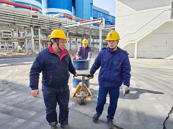 1月28日上午9時，屈煒帶著徒弟楊劍琪和劉浩禎準備給1號磨機電磨機減速箱加油.jpg