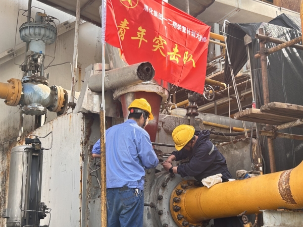 青年突擊隊的旗幟高高飄揚(yáng)。.jpg