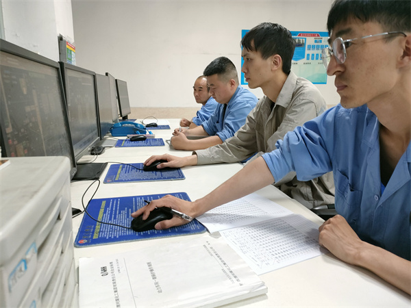 空塔阻力實(shí)驗(yàn)期間，工藝人員在DCS上面操作。.jpg