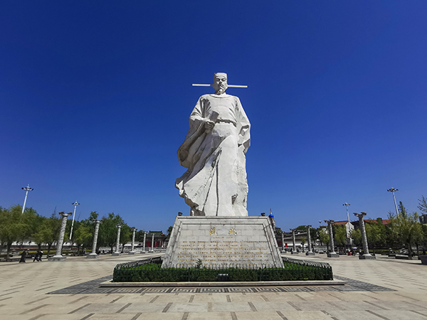 蘇軾雕像，5月2日拍于鳳翔東湖.jpg