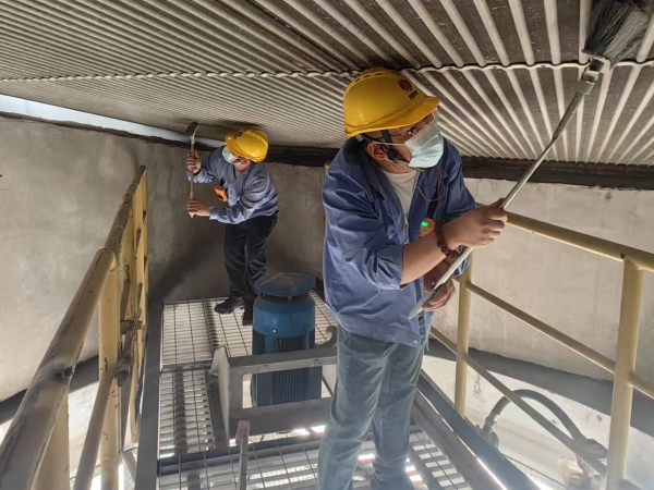 2025年5月19日，乙二醇車間職工認真清理壓縮機組空冷島管束.jpg