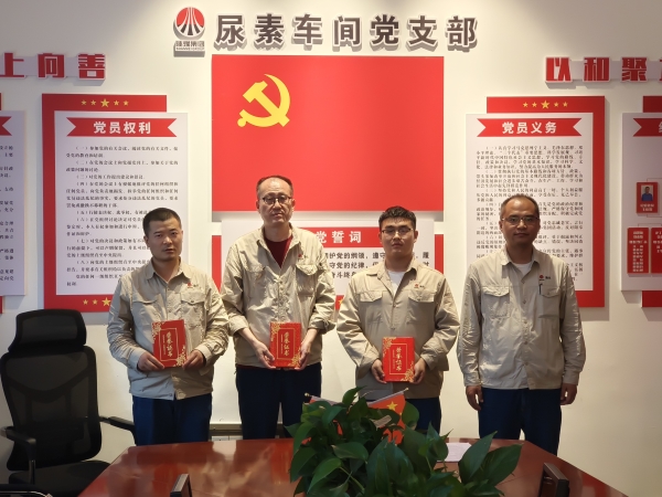 6月20，主任王濤為化工二班頒獎.jpg