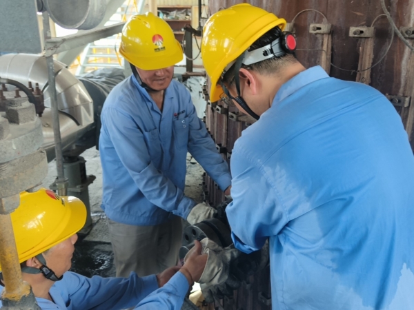 7月2日，計(jì)控電儀部三期檢修工作正式拉開序幕，儀表工正在進(jìn)行氣化樓檢修任務(wù).jpg
