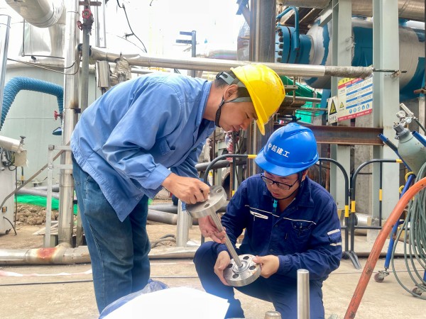 換熱器檢修工作負責技術員劉小龍全程指導.jpg