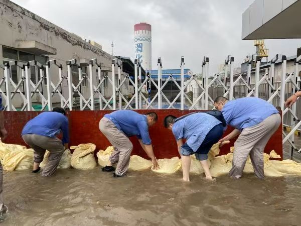 保衛(wèi)科搬運防汛沙袋.jpg