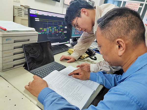 魏高強(qiáng)為董宇斌講解鍋爐理論知識.jpg