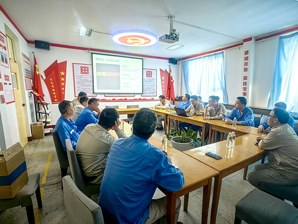 動(dòng)力車間評議小組正在進(jìn)行民主評議.jpg
