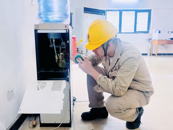 2025年中期檢修，彬州公司電儀分部職工劉鵬遠修理飲水機.jpg