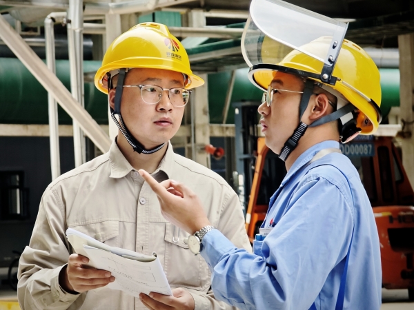 彬州公司2025年中修，職工給新職工講解工藝流程.jpg