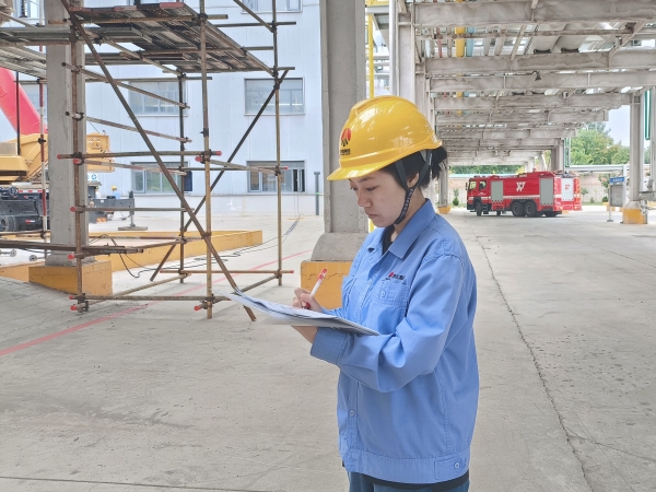 2025年彬州公司中修，女職工認(rèn)真核對作業(yè)票.jpg