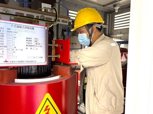 運行工段員工何馳正在消弧線圈室緊固母線1.jpg