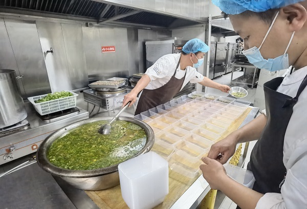 中修后廚人員備菜2.jpg